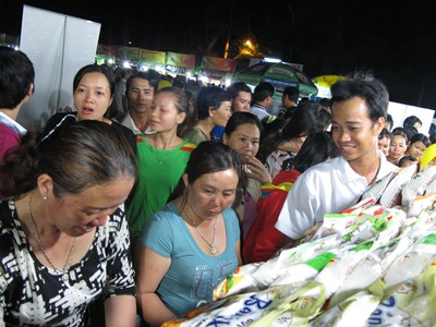 ตลาดนัดสินค้าเวียดนามในชนบทเปิดนัดแรกของปี 2014